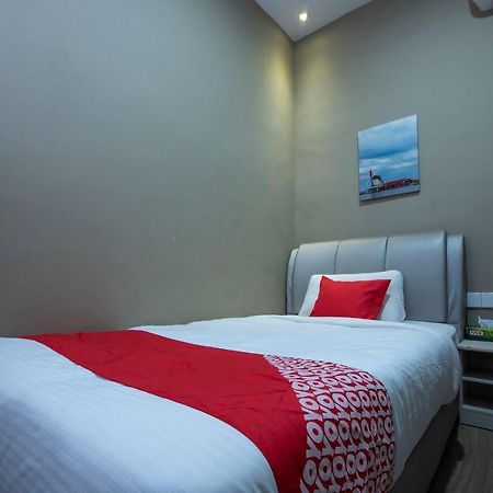 Oyo 90231 Hotel By The Park Plt Джохор-Бару Екстер'єр фото