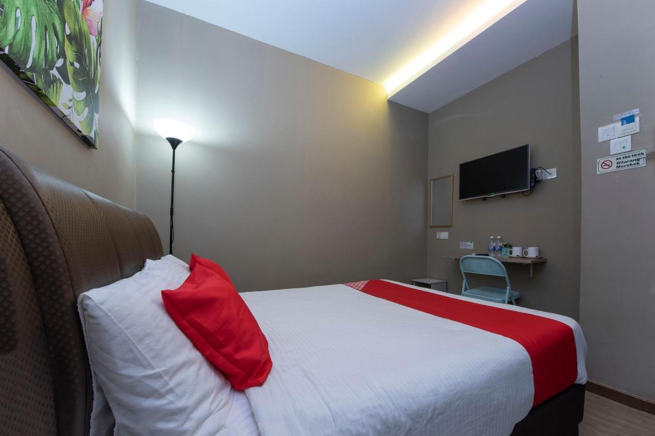 Oyo 90231 Hotel By The Park Plt Джохор-Бару Екстер'єр фото