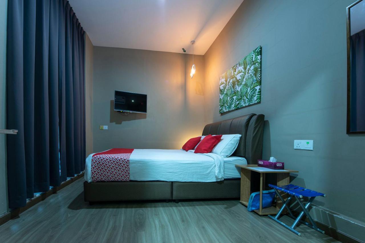 Oyo 90231 Hotel By The Park Plt Джохор-Бару Екстер'єр фото