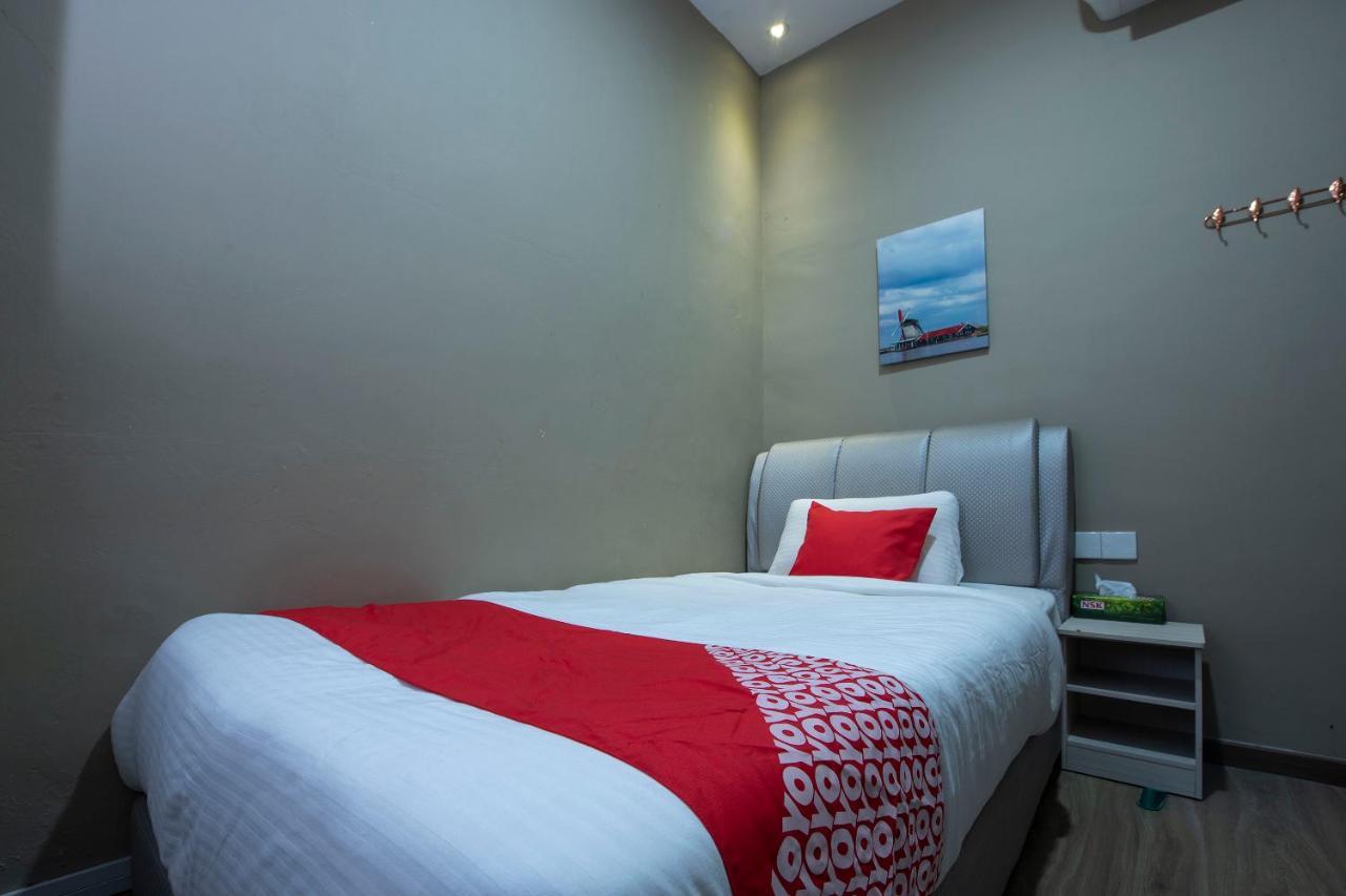 Oyo 90231 Hotel By The Park Plt Джохор-Бару Екстер'єр фото