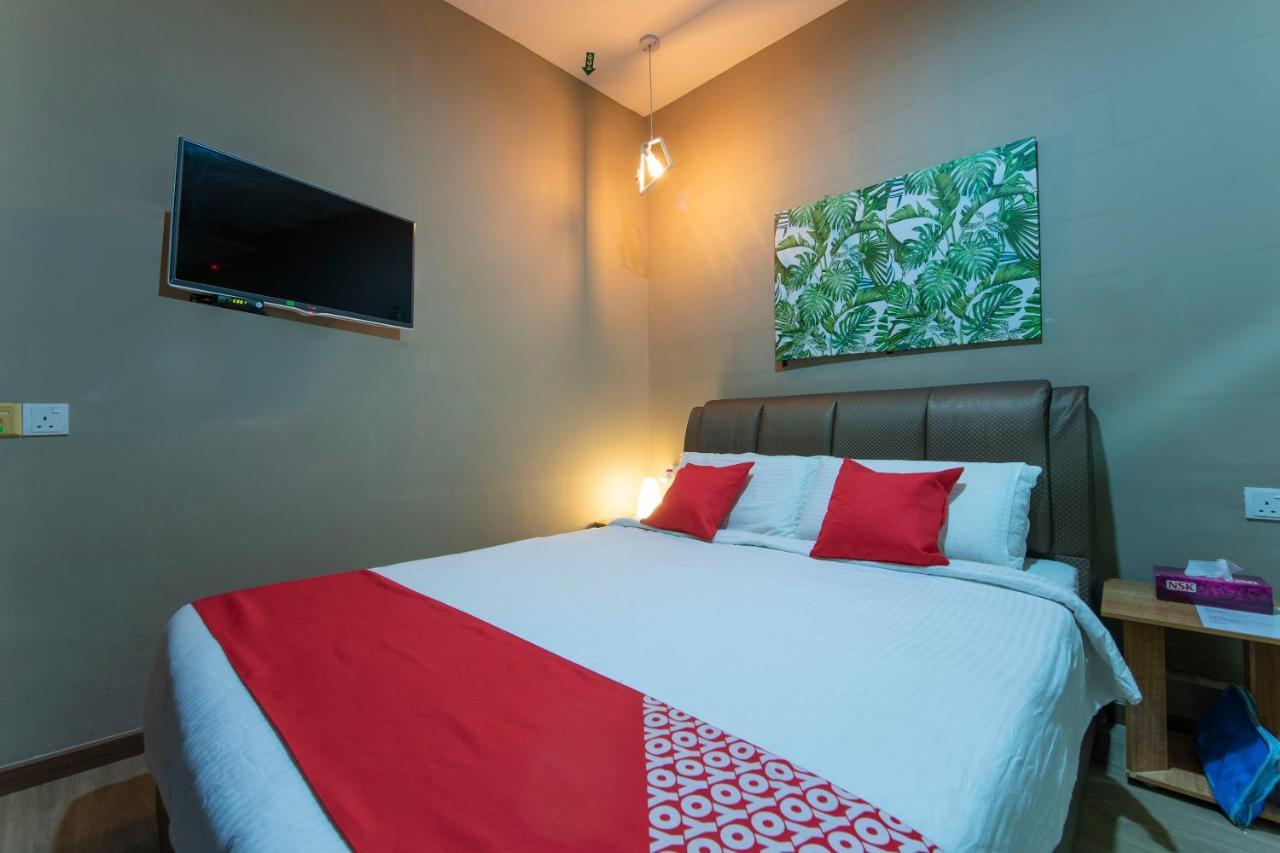 Oyo 90231 Hotel By The Park Plt Джохор-Бару Екстер'єр фото